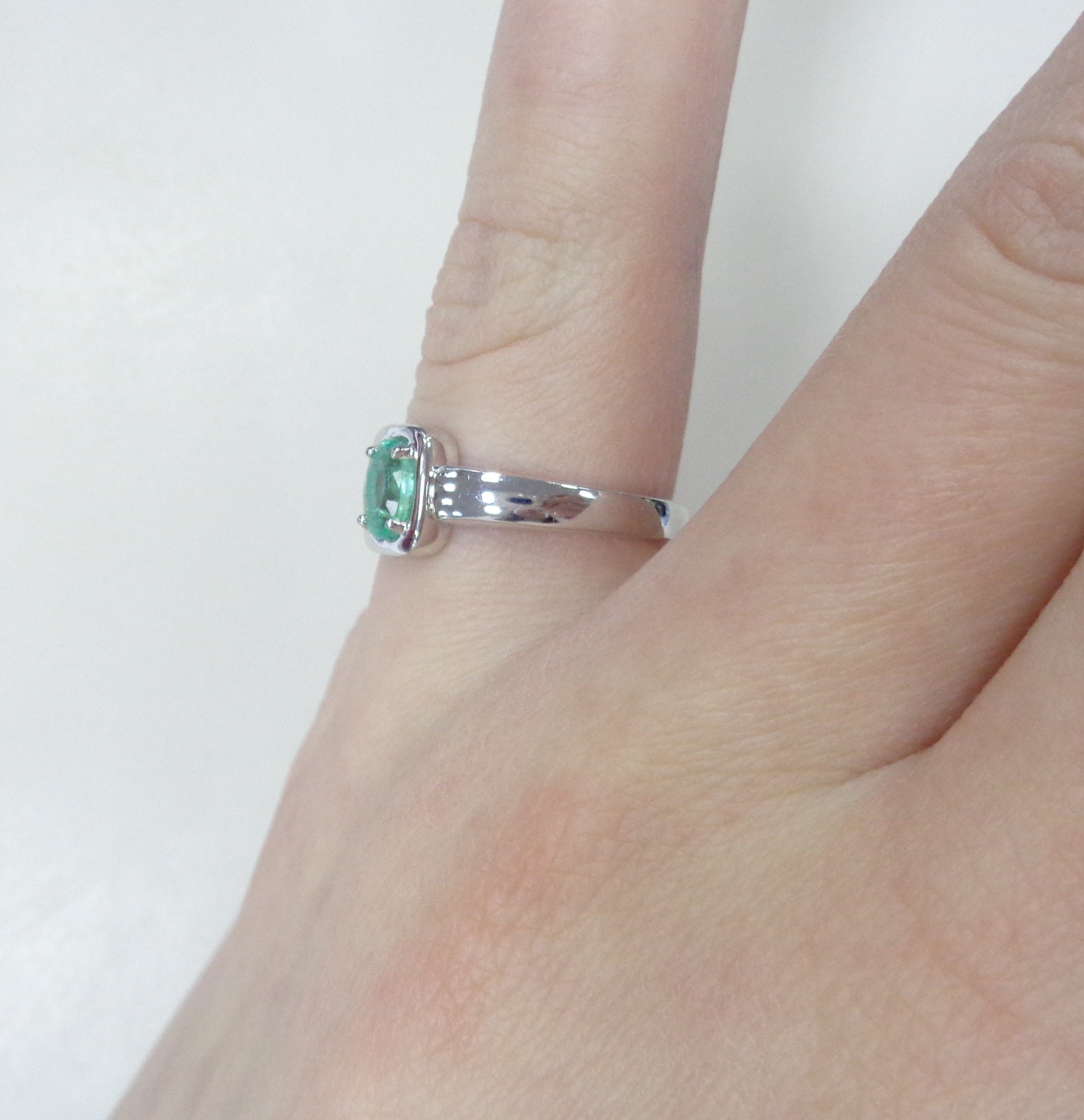 Серебряное кольцо с изумрудом